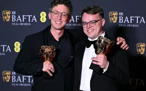David Borenstein y Pavel Talankin posan con el premio al Mejor Documental durante los premios BAFTA.
