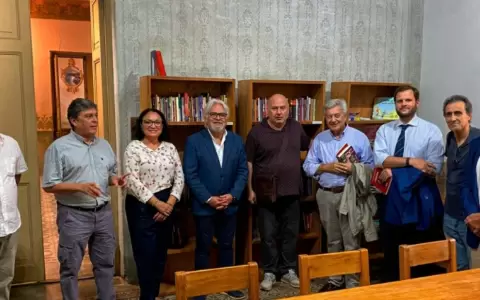 Encuentro entre representantes del Cabildo y la delegaci�n uruguaya.
