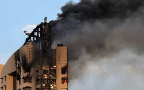 Edificio alto luego de un ataque con drones en la ciudad de Kuwait el 8 de marzo de 2026.