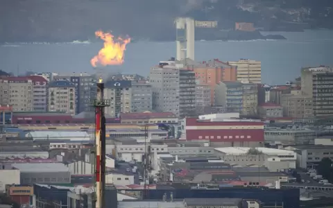 Llamaradas de gas en la refiner�a de petr�leo de Repsol en A Coru�a, noroeste de Espa�a. La guerra entre EE.UU e Israel se extendi� por el Golfo y m�s