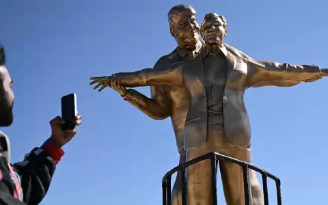 Estatua de Donald Trump junto a Jeffrey Esptein en el National Mall ironizando la t�pica escena de Titanic. Foto: Tierney L. Cross/The New York Times