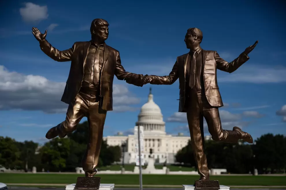 Estatua de Donald Trump junto a Jeffrey Esptein en el National Mall. Foto: Tierney L. Cross/The New York Times