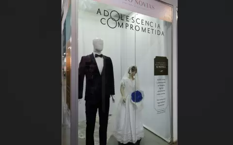 Un vestido de novia en el Mercado 4 denuncia el matrimonio infantil en Paraguay.