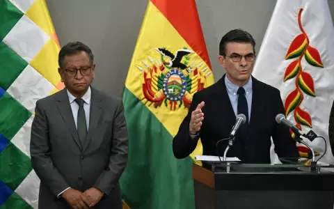 Marco Antonio Oviedo, ministro de gobierno y Rodrigo Paz de presidente de Bolivia,