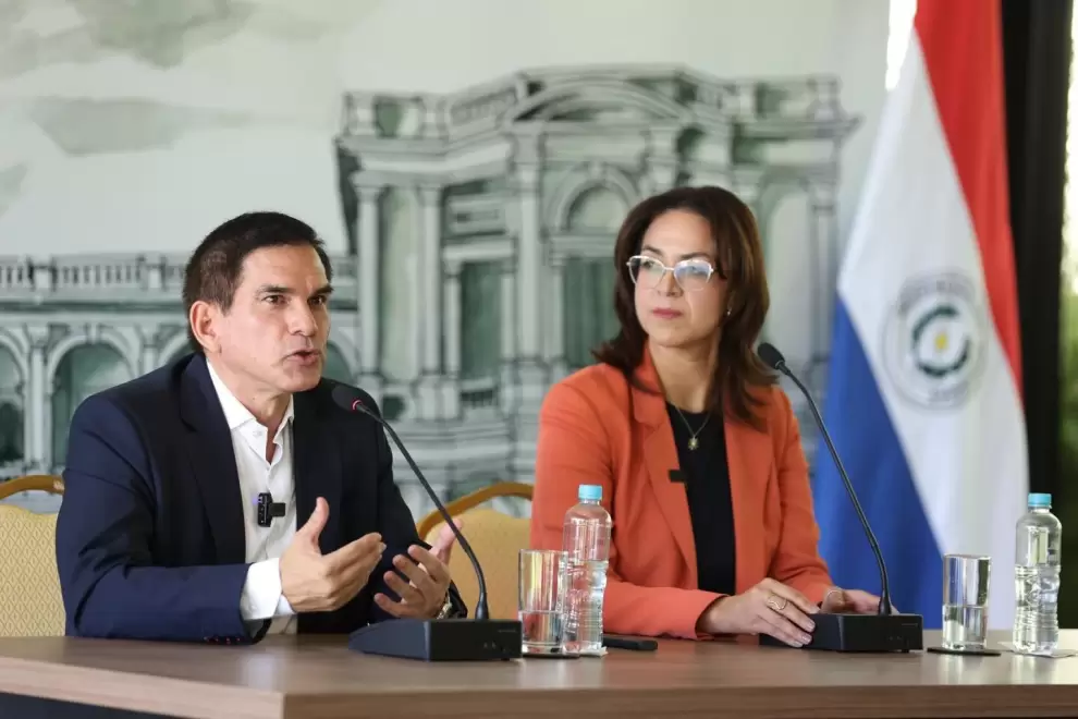 Juan Carlos Baruja, titular del MUVH y Stella Guill�n, presidenta de la AFD. Foto: Gentileza.