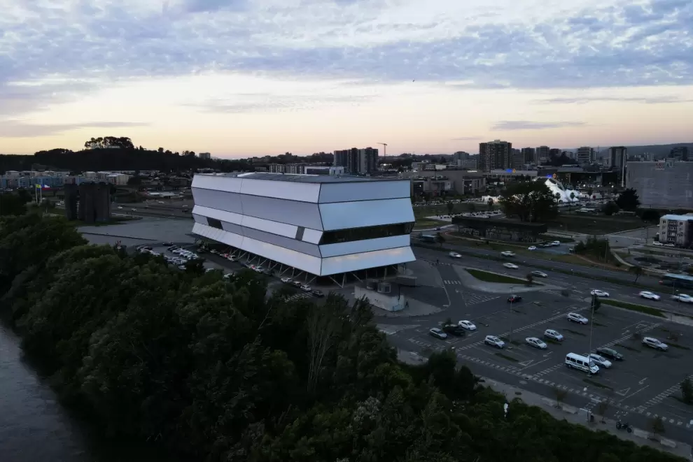 Esta vista aérea muestra el Teatro Biobío, diseñado por el arquitecto chileno Smiljan Radic, en Concepción, Chile, el 12 de marzo de 2026.