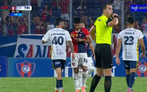 Cecilio Dom�nguez le mostr� el parche de campe�n a Agust�n Da Silveira