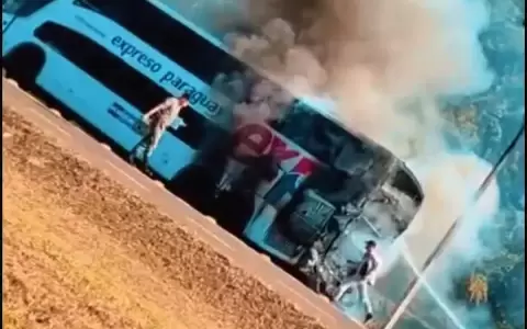 �mnibus que viajaba a Buenos Aires qued� destruido por un incendio en Caazap�