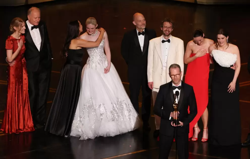 El director y escritor de cine dan�s-noruego Joachim Trier acepta el premio a la Mejor Pel�cula Internacional por "Valor sentimental". (Foto: Patrick