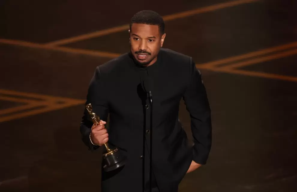 El actor Michael B. Jordan acepta el premio al Mejor Actor Protagonista por "Pecadores".