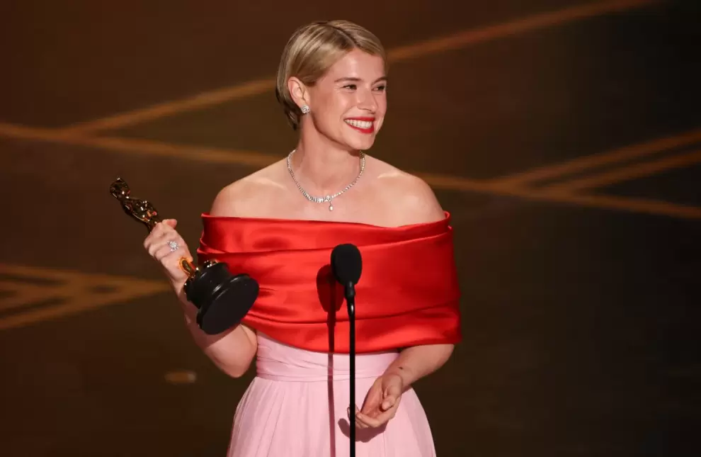 La actriz irlandesa Jessie Buckley acepta el premio a la Mejor Actriz Protagonista por "Hamnet". (Foto: Patrick T. Fallon / AFP)