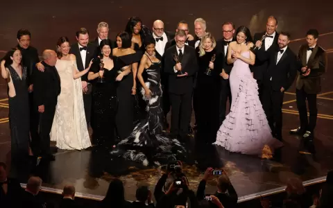 Paul Thomas Anderson y Sara Murphy aceptan el premio a la Mejor Pel�cula por "Una batalla tras otra".