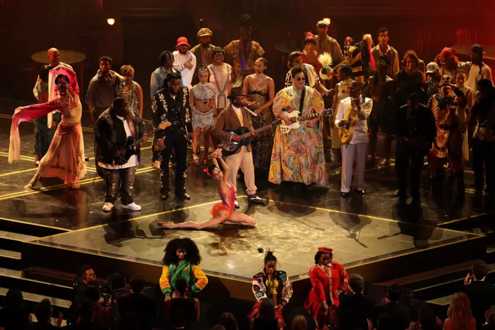 El cantante Shaboozey, el m�sico Raphael Saadiq, el cantautor Miles Caton y la bailarina Misty Copeland act�an en el escenario durante la 98� edici�n