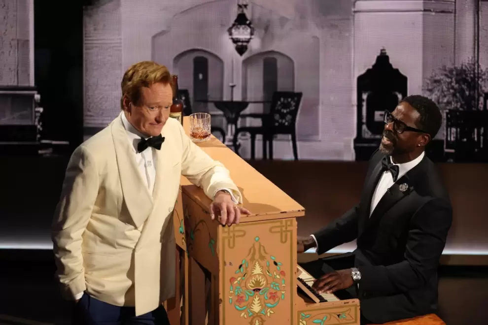 El actor Sterling K. Brown (derecha) y el c�mico y presentador Conan O'Brien act�an en el escenario.