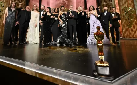 Elenco y equipo de "Una batalla tras otra" celebrando el Oscar a la Mejor Pel�cula al final de la 98� edici�n de los �scar.