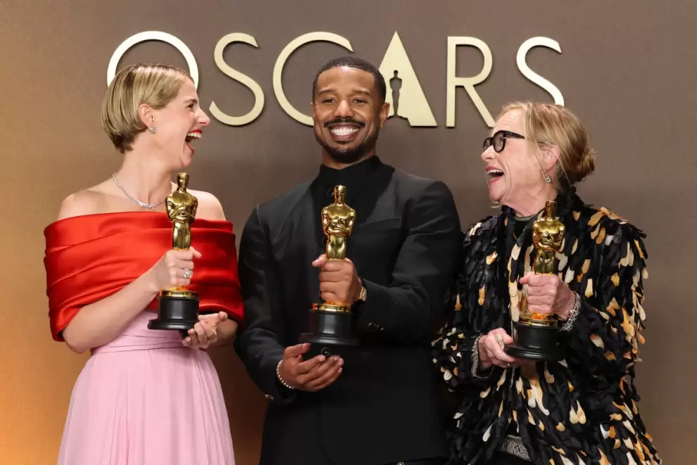 Jessie Buckley, ganadora del Oscar a la Mejor Actriz Protagonista; Michael B. Jordan, ganador del Oscar al Mejor Actor Protagonista; y la actriz estad