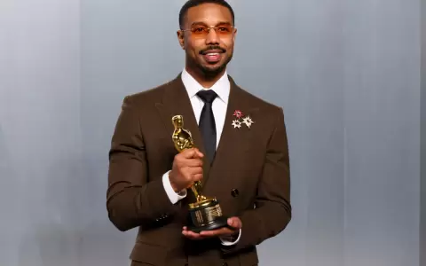 Michael B. Jordan sostiene el Oscar al Mejor Actor Protagonista en la fiesta de Vanity Fair Oscar Party.