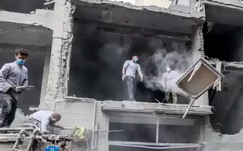 Teher�n, 15 de marzo de 2026: trabajos de reconstruci�n de un edificio tras un ataque de Israel.