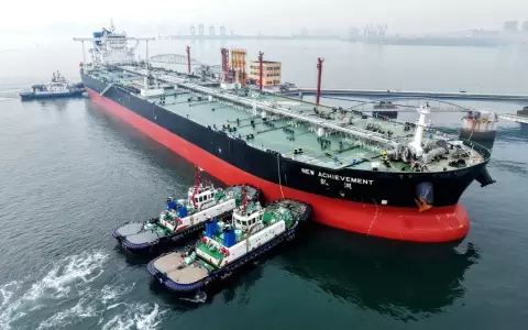 Un petrolero es guiado a un muelle en un puerto de Qingdao, en la provincia oriental china de Shandong.