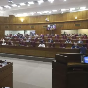 Diputados impulsan anulación de adjudicaciones de viviendas tras escándalo que salpica a Baruja