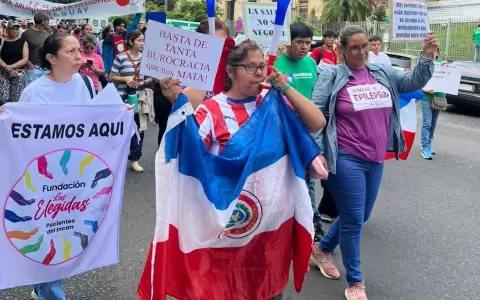 Pacientes se movilizan frente al Ministerio de Salud para exigir medicamentos y atenci�n digna