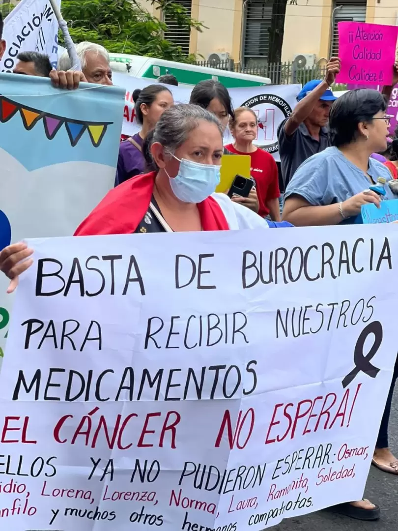Pacientes se movilizan frente al Ministerio de Salud para exigir medicamentos y atenci�n digna