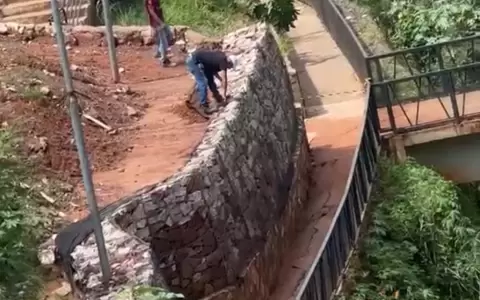 Viviendas sobre cauce.