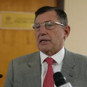 Pettengill denuncia exclusión de disidentes en revisión de máquinas de votación