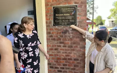 Entrega de colecciones bibliogr�ficas en la Biblioteca Municipal de Villa Oliva.
