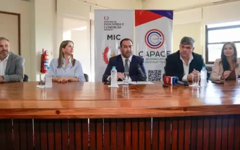 Viceministro de Comercio y Servicios, Alberto Sborovsky; directora Nacional de Emprendedurismo, Romina Da Re; el presidente de Capace, Andr�s Veirano.