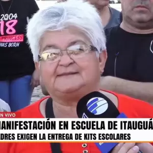 Abuela exige entrega de kits escolares y amenaza con tomar escuela
