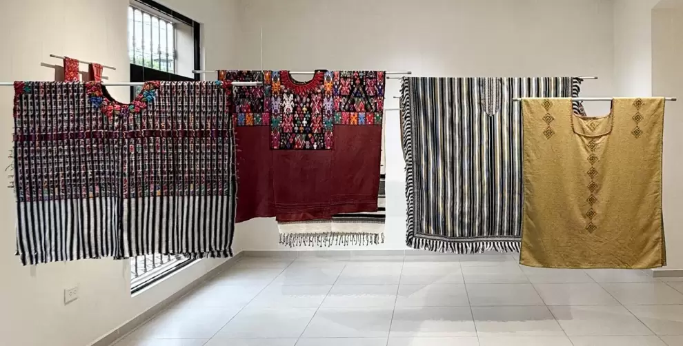 Textiles de la muestra "Tejer mundo, tramar paisaje".