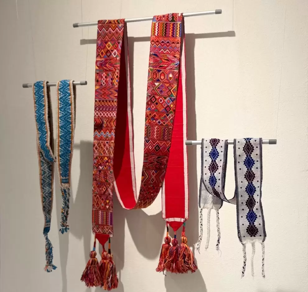 Textiles de la muestra "Tejer mundo, tramar paisaje".