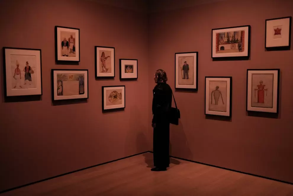 Una mujer observa las obras de la exposici�n "Frida y Diego: El �ltimo sue�o" en el Museo de Arte Moderno (MoMA) de Nueva York. (Foto: Charly Triballe