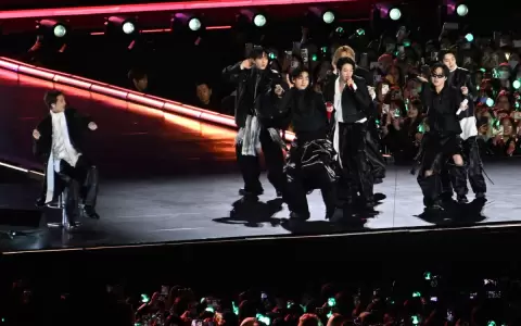 El grupo de pop BTS act�a durante su concierto en la plaza Gwanghwamun de Se�l.
