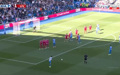 Iba a ser un golazo: el tremendo tiro libre de Diego G�mez que desvi� Giorgi Mamardashvili