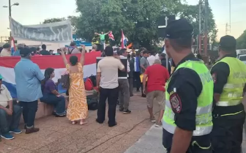 Adultos mayores se manifiestan exigiendo al Gobierno Nacional la pensi�n universal.