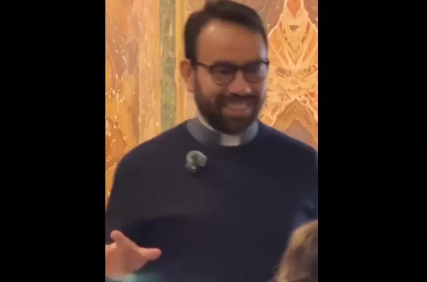 Sacerdote paraguayo completó los 42 km de la maratón de Roma. Foto: Captura de pantalla / 1020 AM