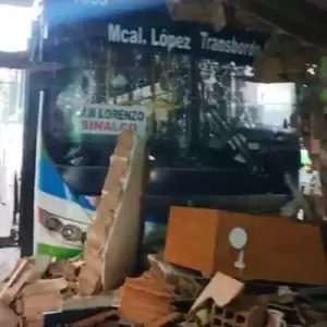 Colectivo impacta contra una vivienda en San Lorenzo y deja a una mujer en estado delicado
