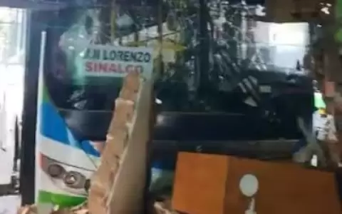 Accidente de tr�nsito: Colectivo impacta contra una vivienda en San Lorenzo y deja a una mujer en estado delicado