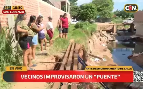 Paso peatonal improvisado.