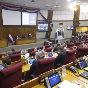 Cartistas cuestionan suspensi�n del desfile patrio y apuntan a ministros del Ejecutivo