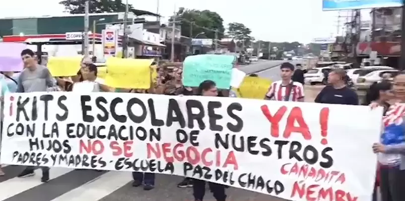 Manifestación de padres y cortes de rutas en Ñemby exigiendo la entrega de kits escolares. Foto: Captura de pantalla.