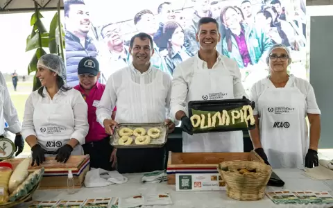 Santiago Pe�a durante el lanzamiento oficial de las Ferias de la Agricultura Familiar "Semana Santa Ra�ar�vo".