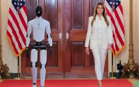 Robot humanoide junto a la primera dama de los Estados Unidos, Melania Trump.