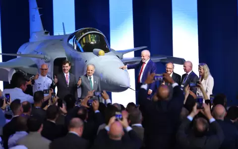 Lula da Silva durante la presentaci�n primer avi�n de caza supers�nico ensamblado en el Brasil.