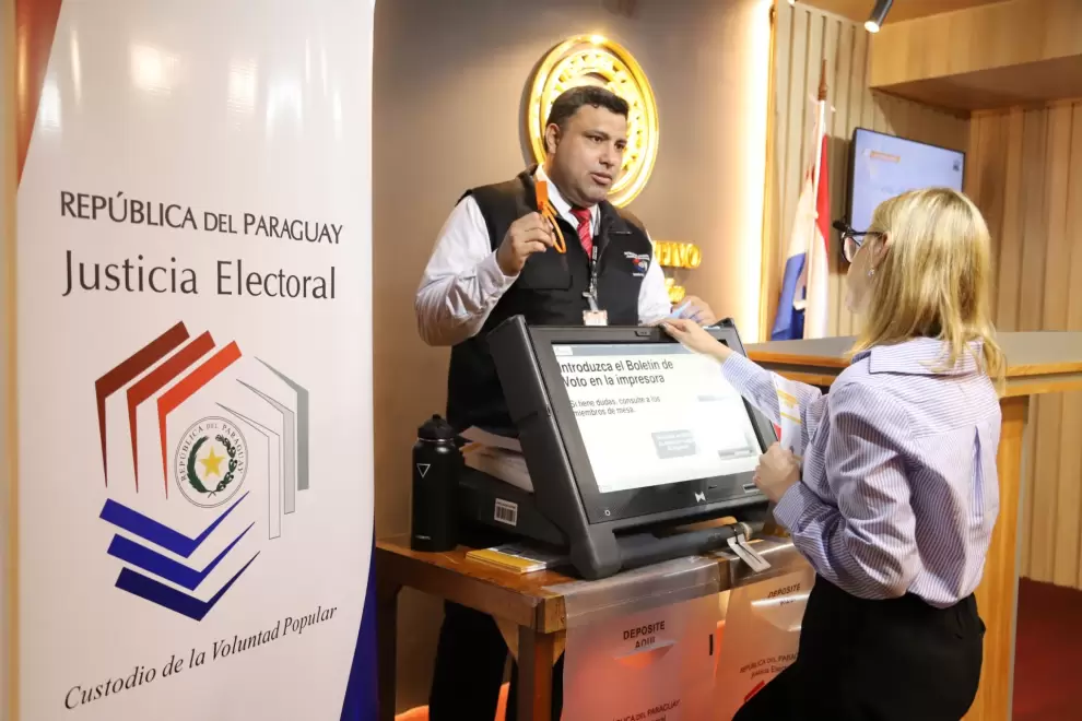 Capacitación de máquinas de votación en el Congreso.