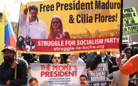 Partidarios del derrocado presidente venezolano Nicol�s Maduro protestan frente al Tribunal Federal Daniel Patrick Moynihan en la ciudad de Nueva York