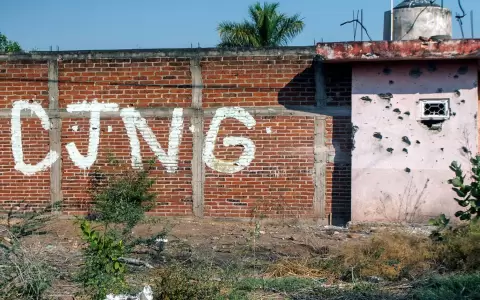 Muro acribillado a balazos con las iniciales del grupo criminal C�rtel Jalisco Nueva Generaci�n (CJNG) a la entrada de Aguililla,  Michoacan, Mexico.