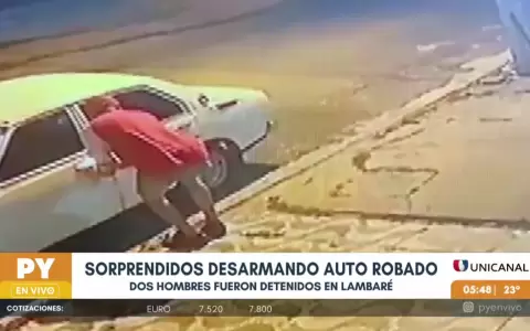 Detienen a dos hombres cuando desarmaban un autom�vil robado en Lambar�
